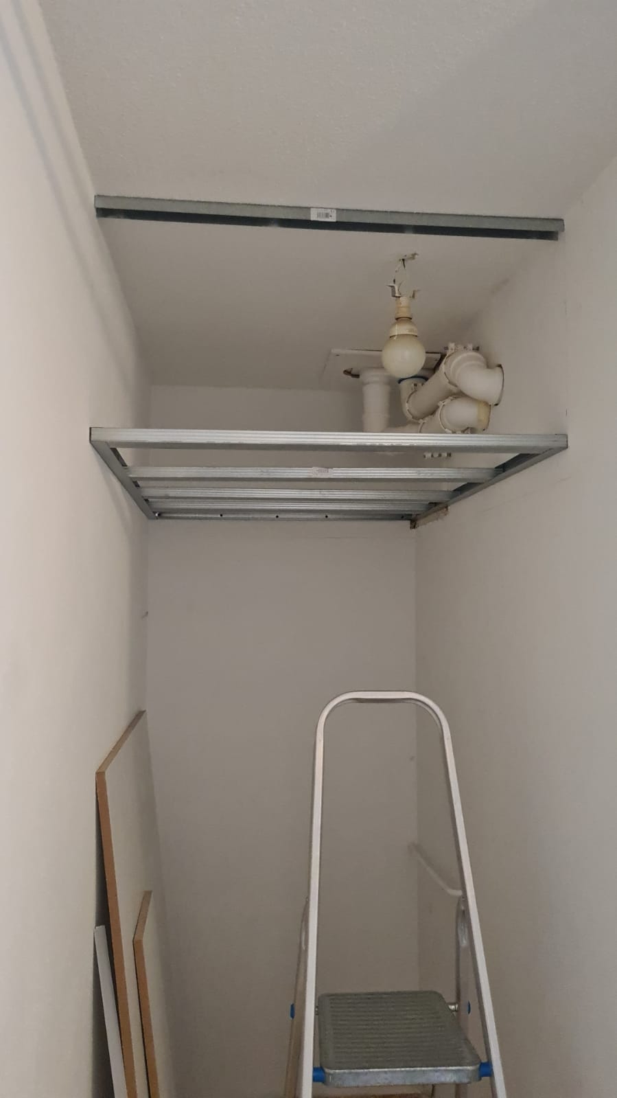 Verlaagd plafond met spotjes